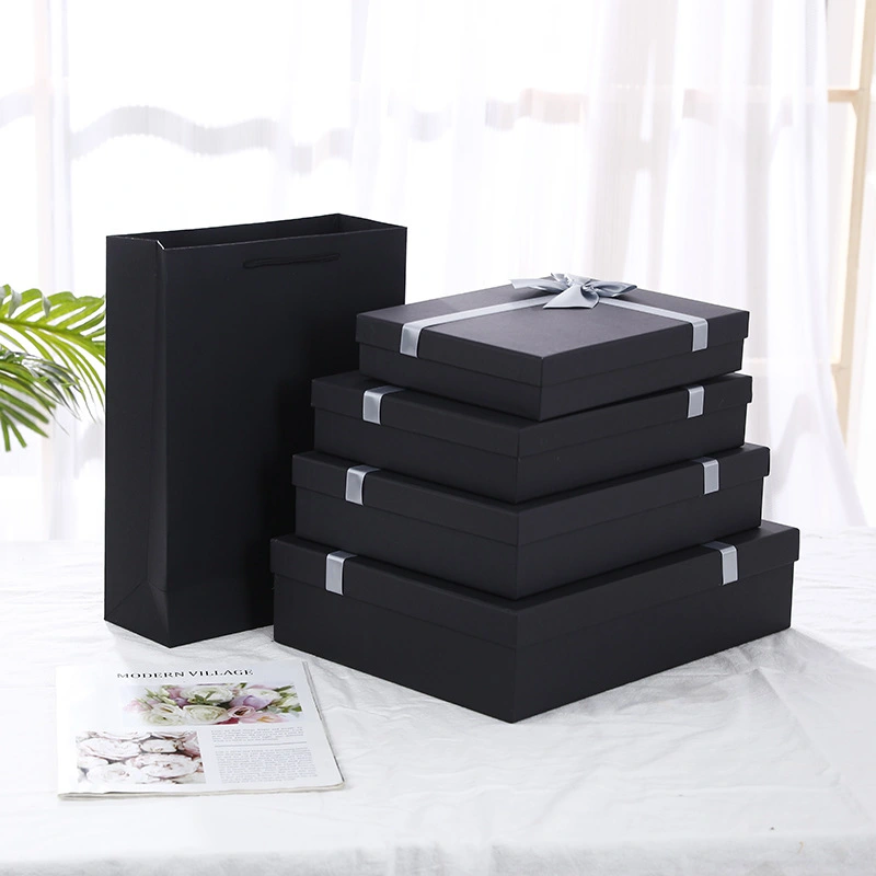 Rechthoekige zwarte geschenkdoos met deksel